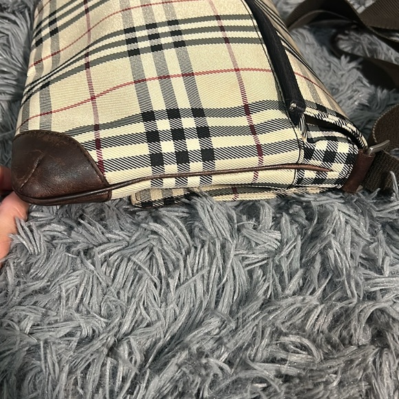 Burberry Fold Down Crossbody. - Picture 6 of 12